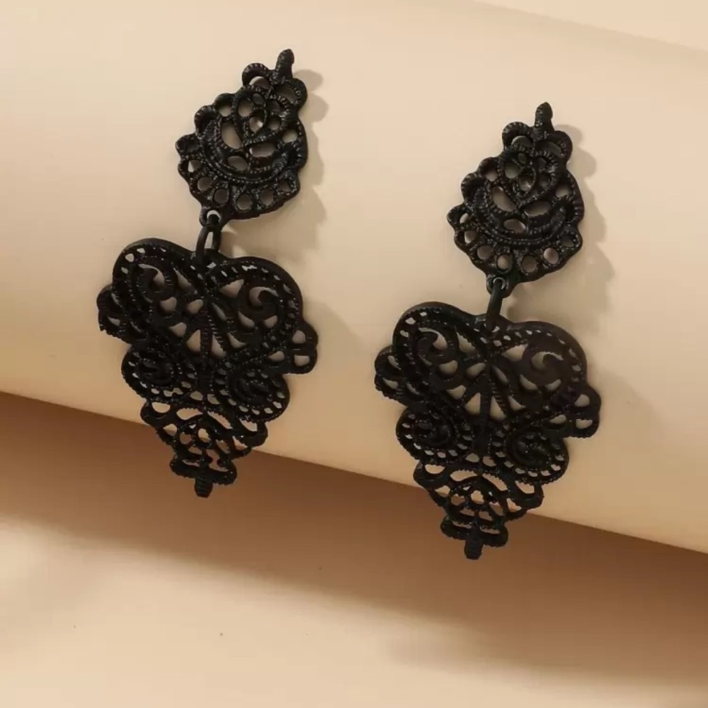 Hollow Out Vintage Style Black Lace Dangle Earrings - Picture 2 of 6